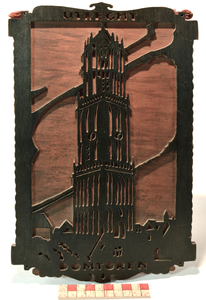 878248 Afbeelding van een houtsnijwerkje uit donker hout, met een afbeelding van de Domtoren en de tekst: 'UTRECHT / ...